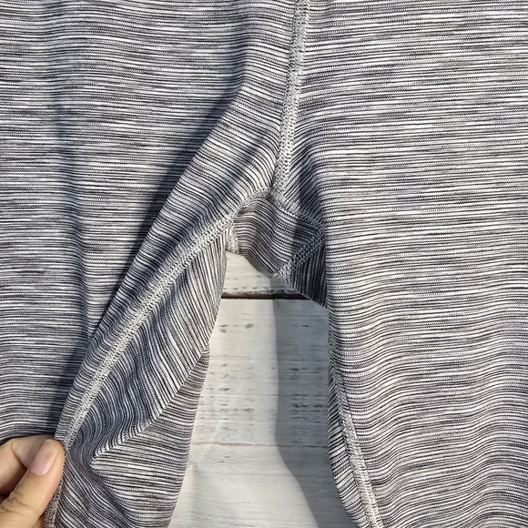 Athleta Textured 7/8 Gray High-Waisted Tight Leggings Womens Size Medium - Picture 4 of 7